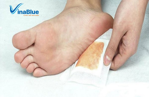 Tuyệt đối không sử dụng miếng dán vào vết thương hở vì dễ gây viêm nhiễm