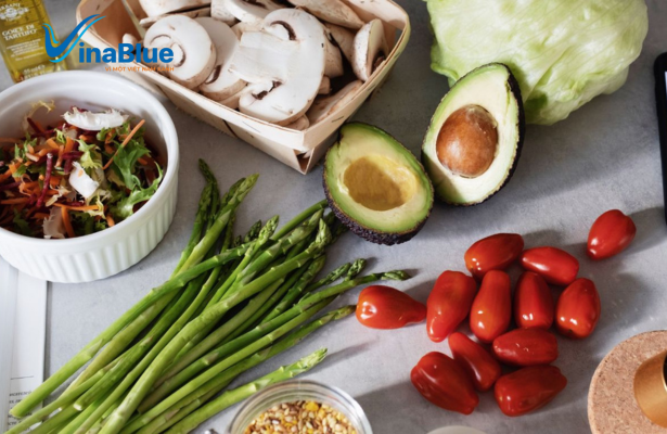 Bơ, rau xanh và quả mọng là những thực phẩm giàu dưỡng chất giúp nuôi dưỡng niêm mạc tử cung và hỗ trợ tái tạo tế bào hiệu quả